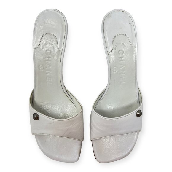 CHANEL White Leather CC Logo Slide Sandals - Picture 6 of 11